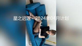 2023.10.25，美女被半推半就推倒后解锁了各种新姿势，大白天啪啪，光线极好，被男友干得眉头紧蹙