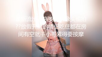 粉色超短吊带裙美女 拍照打卡在男友的镜头前变换姿势拍照却没有发现自己脚下也有一个镜头对准了自己的裙底风光