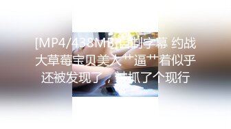 胆大小伙躲在女厕蹲守，对着美女大屁股狂拍，脱裤子时候差点看见你