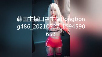 漂亮韵味美少妇尿急苦于找不到厕所，便在小车后面顾不了那么多了，褪下内裤哗啦啦就尿了 那紧张的表情看爽了！