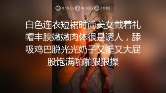 跟随偷窥漂亮大姐 身材苗条细长腿 有两个大男人在左右照抄不误