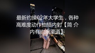 新婚小夫妻客廳啪啪,墻上掛著結婚照,貼著白頭偕老,真應景