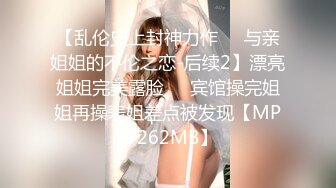 闷骚的良家小少妇，露脸被窝里跟狼友撩骚互动，慢慢展示开档丝袜，掰开给狼友看逼逼漏着骚奶子撩骚精彩刺激