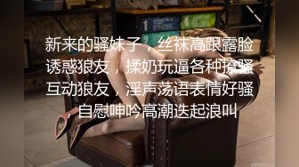 ✿淫妻盛宴✿谁能想到在外端庄大方的媳妇，很多人眼里的女神，在人后如此淫荡，在老公面前把别人射完精液的鸡巴舔干净