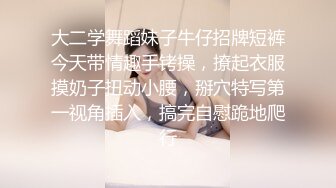 美娜非常nice时尚~美女配上高端场地还挺吸睛的