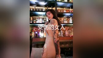 清純眼鏡娘，文文靜靜，佳人美乳，墻上掛著自己拍的藝術寫真