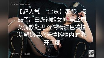 开发女生-正在自拍的美女后面大姐好配合脱衣露出两个大奶子