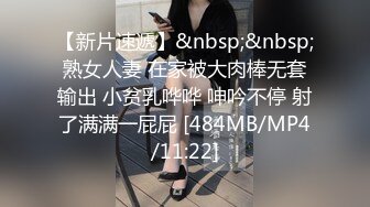 偷窥狂小哥写字楼女厕内偷拍漂亮的前台女职员，美腿清纯的模样，嫌厕所太丑了 捏住鼻子，被小哥全方位高清近距离偷拍